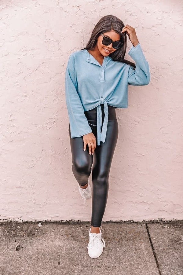 spring outfits, casual spring outfits 2021, spring outfits, cute spring outfits, spring outfits women, leggings outfit, sneakers outfit, athleisure outfit, athleisure 