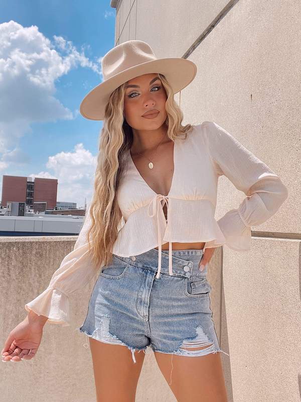 casual summer outfits, casual summer outfits for women, casual summer outfits for teens, summer outfits, summer outfits 2021, summer outfits aesthetic, crop top outfit, denim shorts outfit 