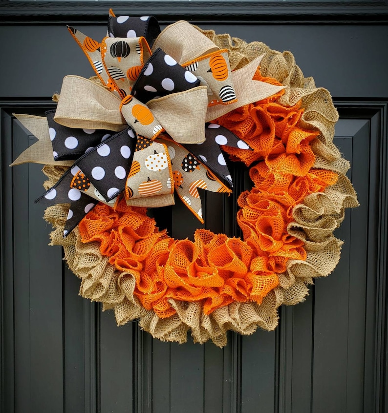 Halloween wreath, Halloween wreaths, Halloween wreath idea, Halloween wreaths for front door, halloween wreath DIY, halloween decor, halloween decorations, halloween decorations outdoor,