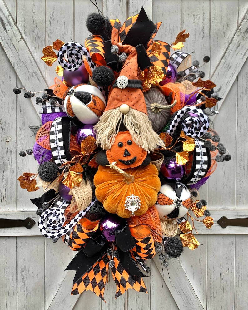 Halloween wreath, Halloween wreaths, Halloween wreath idea, Halloween wreaths for front door, halloween wreath DIY, halloween decor, halloween decorations, halloween decorations outdoor,