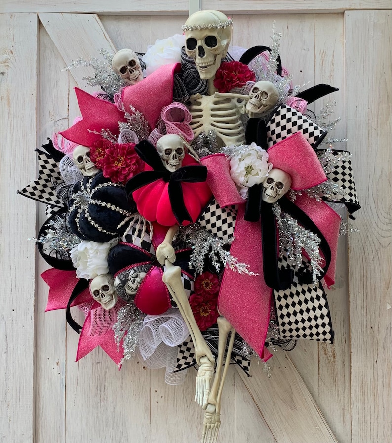 Halloween wreath, Halloween wreaths, Halloween wreath idea, Halloween wreaths for front door, halloween wreath DIY, halloween decor, halloween decorations, halloween decorations outdoor,