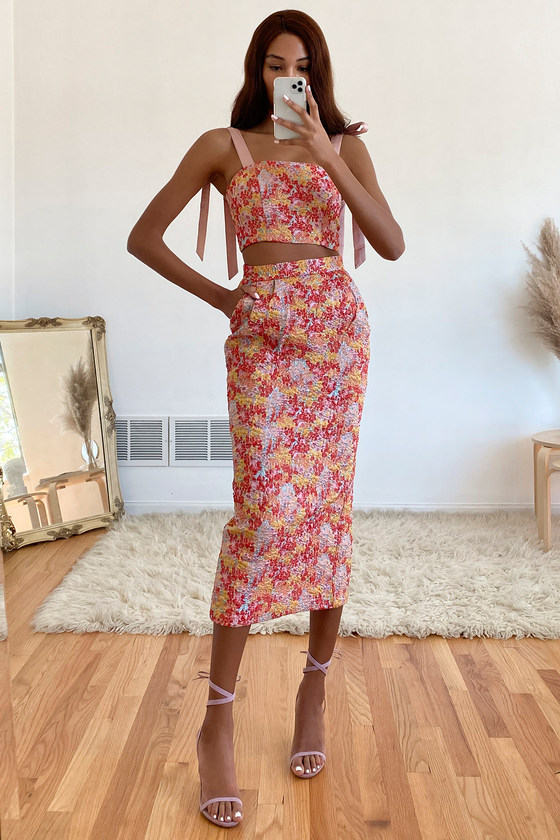 Floral Dresses To Wear To A Wedding, floral dresses, wedding guest dress, wedding guest looks, wedding guest outfit, wedding guest dress spring, wedding guest dress summer, wedding guest outfit summer, wedding guest outfit spring, wedding guest dresses long, two piece outfit, two piece wedding guest outfit