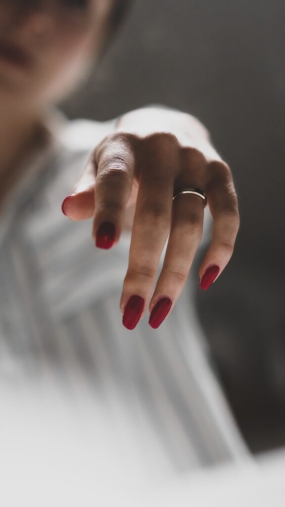 Difference Between Gel Overlay Vs Gel Polish, red nails, red nail ideas, red nails simple, red nails design