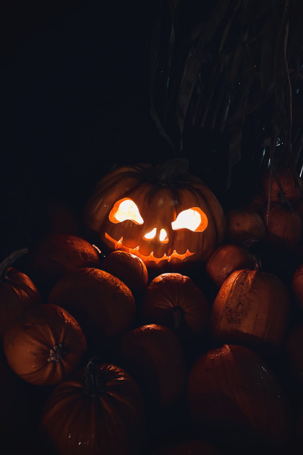 Bạn muốn sắm một hình nền Halloween đáng sợ nhưng không quá rùng rợn? Hình nền Halloween này có đủ máu me, nhưng không quá sợ hãi, phù hợp cho những người muốn có một điểm nhấn rùng rợn cho điện thoại hoặc máy tính của mình. 