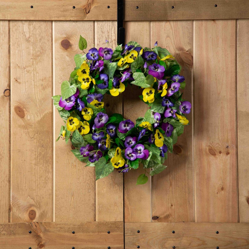 floral wreaths, floral wreaths for front door, floral wreath decor ideas, wreaths for front door, wreath ideas, wreath ideas summer, pansy wreath, pansy wreath ideas