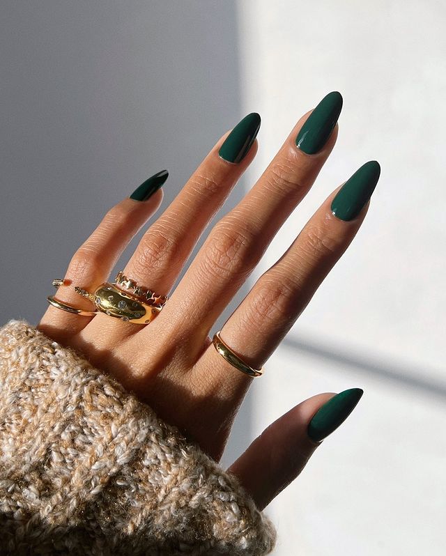 dark green nail designs, dark green nails, dark green nails ideas, dark green nails short, dark green nails aesthetic, dark green nail art, emerald green nails, emerald green nail ideas, green nail designs, dark green nails almond