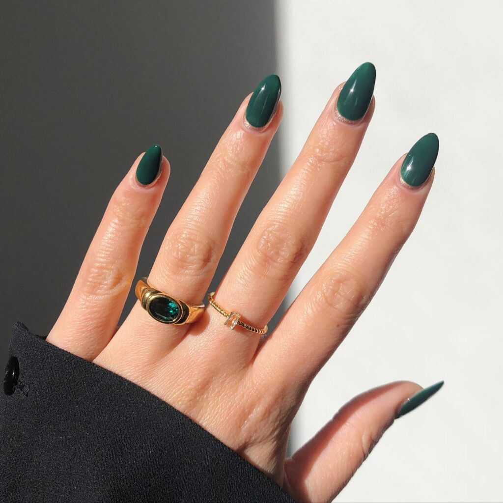 dark green nail designs, dark green nails, dark green nails ideas, dark green nails short, dark green nails aesthetic, dark green nail art, emerald green nails, emerald green nail ideas, green nail designs, almond nails, green nails almond