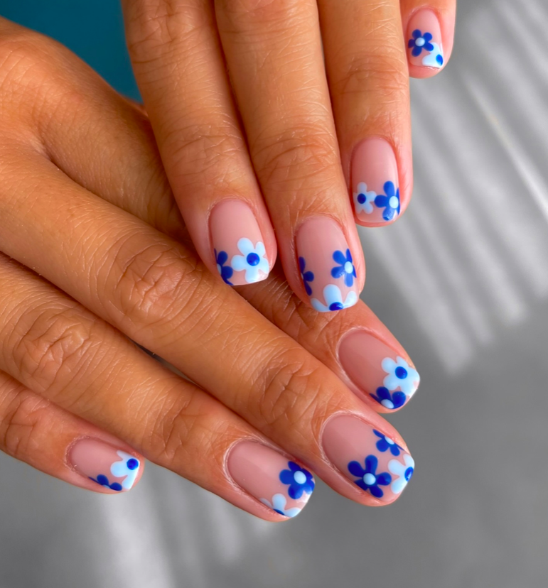 Blue nails, blue nails ideas, blue nails acrylic, blue nails with design, blue nails short, blue nails design, blue nails aesthetic, blue nail designs, blue nail art, French tip nails, gradient nails, floral nails, flower nails