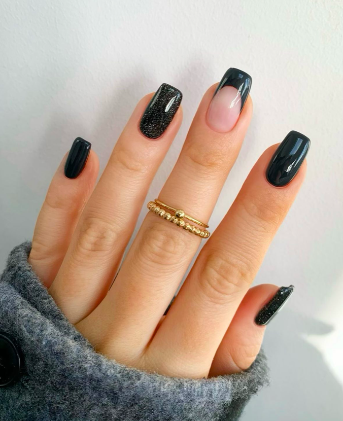 black nails, black nails ideas, black nails trendy, black nails design, black nails short, black nails inspiration, black nails aesthetic, black nail designs, black nail set, black nail ideas, black nail art