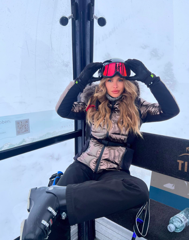 ski outfit, ski outfits, ski outfits for women, ski outfit aesthetic, ski outfits for women style, ski outfits for women aesthetic, ski outfit ideas, ski style, ski outfits for women style, ski outfits for women 2025