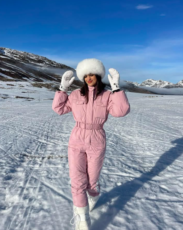 ski outfit, ski outfits, ski outfits for women, ski outfit aesthetic, ski outfits for women style, ski outfits for women aesthetic, ski outfit ideas, ski style, ski outfits for women style, ski outfits for women 2025