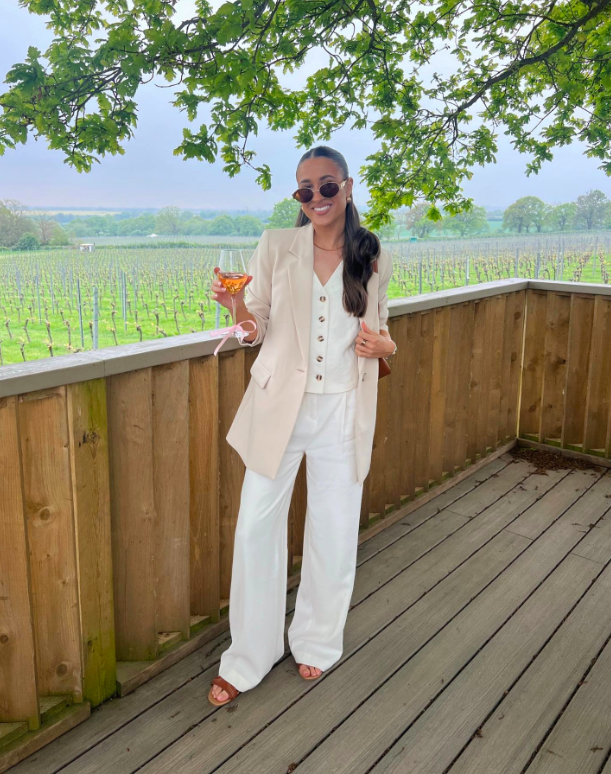 white pants, white pants outfit, white pants outfit aesthetic, white pants outfit casual, white pants fit, white pants outfit spring, white pants outfit summer, white pants outfit summer classy, white pants outfit casual classy