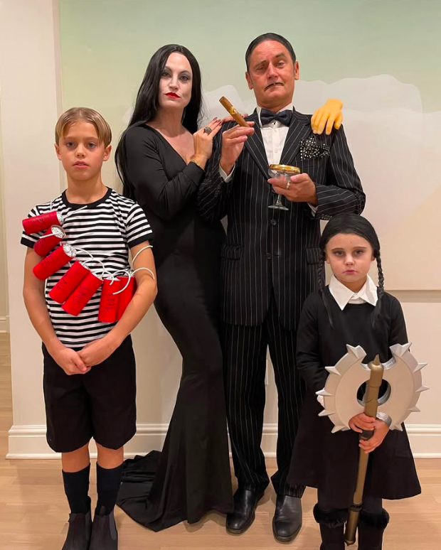family halloween costumes for 4, family halloween costumes for 4 ideas, family halloween costumes for 4 DIY, family halloween costumes for 4 2025, family halloween costume, family halloween costumes ideas, family halloween costumes for 4 addams family, addams family halloween costume