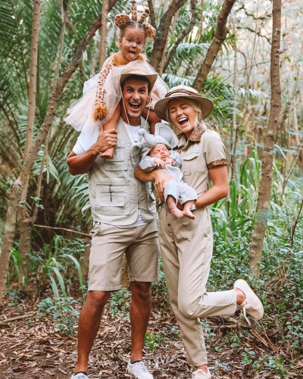 family halloweeen costumes with baby, family halloween costumes, family halloweeen costumes with baby 2025, family halloweeen costumes with baby easy, family halloweeen costumes with baby ideas, family halloween costume ideas