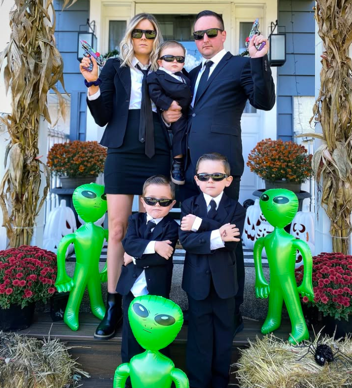 family halloween costumes, family halloween costumes for 5, family halloween costumes for 5 easy diy, family halloween costumes for 5 funny, family halloween costume, family halloween costumes 2025