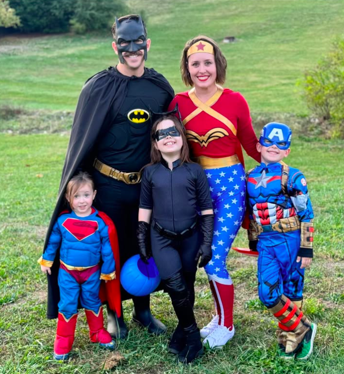 family halloween costumes, family halloween costumes for 5, family halloween costumes for 5 easy diy, family halloween costumes for 5 funny, family halloween costume, family halloween costumes 2025