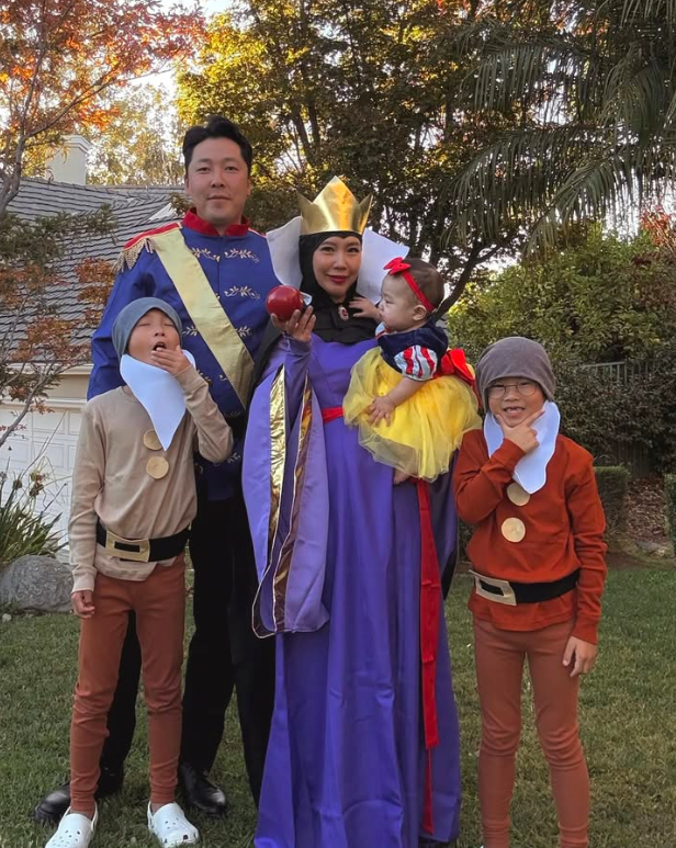 family halloween costumes, family halloween costumes for 5, family halloween costumes for 5 easy diy, family halloween costumes for 5 funny, family halloween costume, family halloween costumes 2025