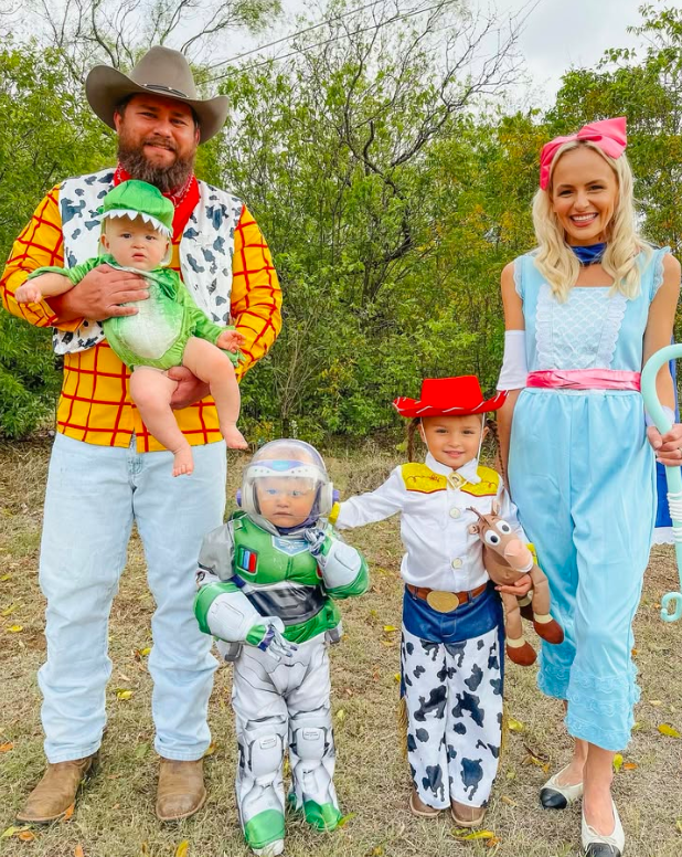 family halloween costumes, family halloween costumes for 5, family halloween costumes for 5 easy diy, family halloween costumes for 5 funny, family halloween costume, family halloween costumes 2025